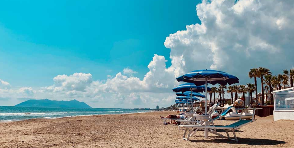spiaggia italiana con ombrelloni